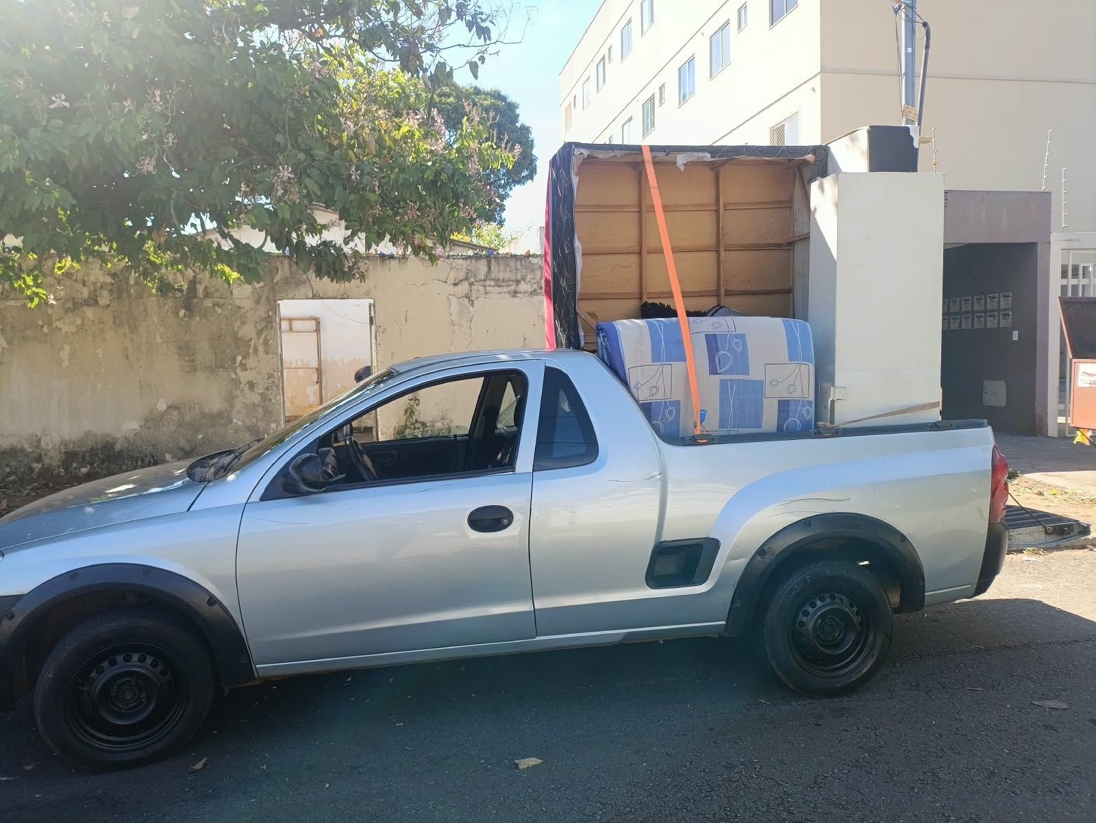 Caminhonete de Fretes Goiânia carregada para uma mudança em Goiânia