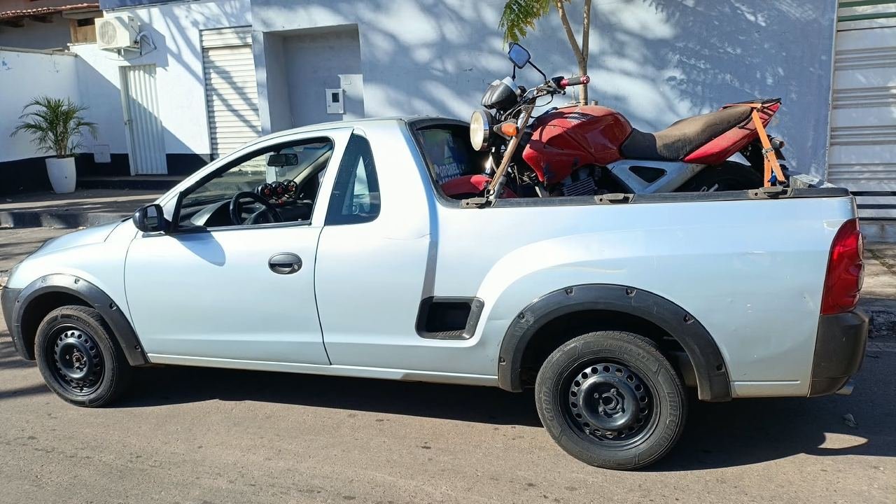 Fretes Goiânia transportando moto e carga na caminhonete